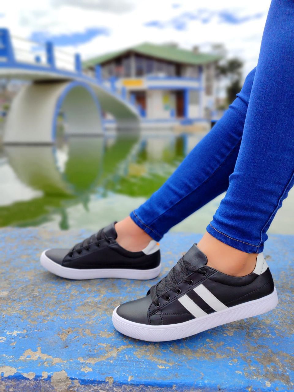 Zapatos Urbanas "Stripe Ace" con Detalles Blancos
